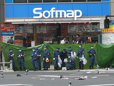 嫌犯駕駛卡車衝撞人群並揮刀攻擊, 造成7死10傷, 是當時日本史上最慘重的隨機殺人事件。（圖取自維基共享資源，作者Carpkazu，CC BY-SA 3.0）