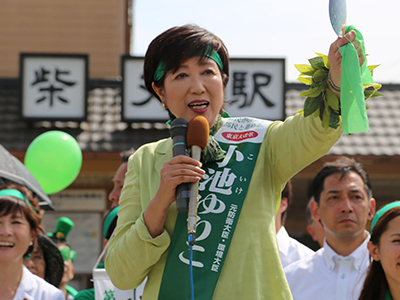 小池百合子任首位女性東京都知事