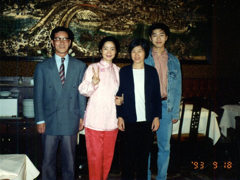 歌手鄧麗君（左2）堅定支持天安門學運參與者，她和流亡海外的中國政治學者嚴家祺（左1）一家人1993年在巴黎合影。（嚴家祺提供）中央社記者張淑伶台北傳真　108年5月5日