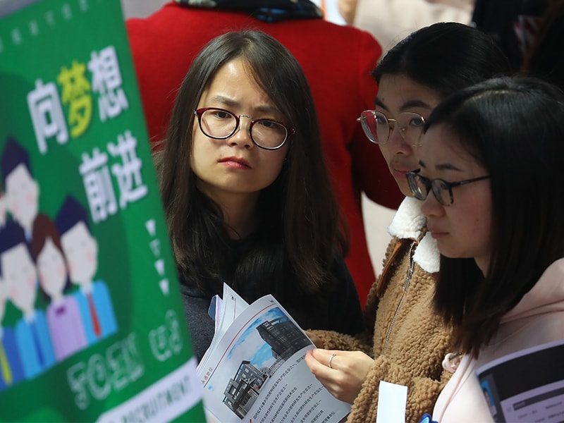 中國大陸年輕族群或多或少知道六四，但持續加強的社會控制下，多數人選擇沉默地追求體制內改革。圖為參加徵才的大學生。（檔案照片／中新社提供）