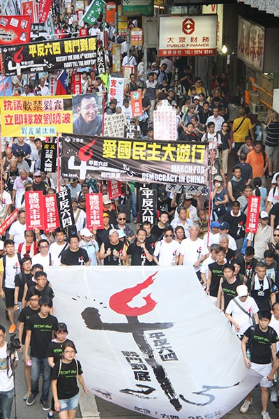 雖然六四事件已過去30週年,但港人要求平反六四之心未變,每年都參加支聯會的遊行,戰鬥到底。(中央社檔案照片)