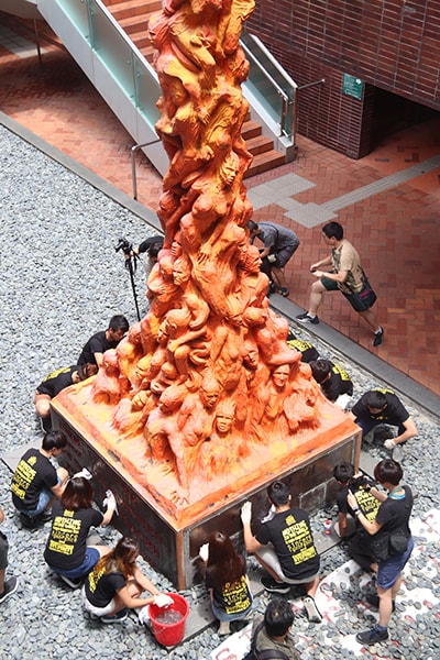 每逢六四事件週年紀念，香港大學學生會都會派人洗刷「國殤之柱」（如圖），以傳承六四精神。（中央社檔案照片）