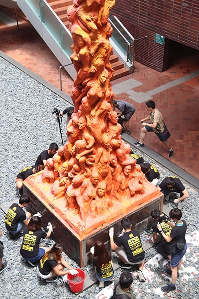 每逢六四事件週年紀念,香港大學學生會都會派人洗刷「國殤之柱」(如圖),以傳承六四精神。(中央社檔案照片)