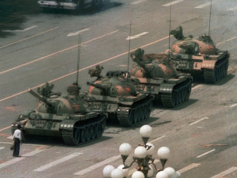 一名瘦弱青年獨自站在路中阻擋一排坦克車，日後被大眾稱為「坦克人」。（檔案照片／美聯社）