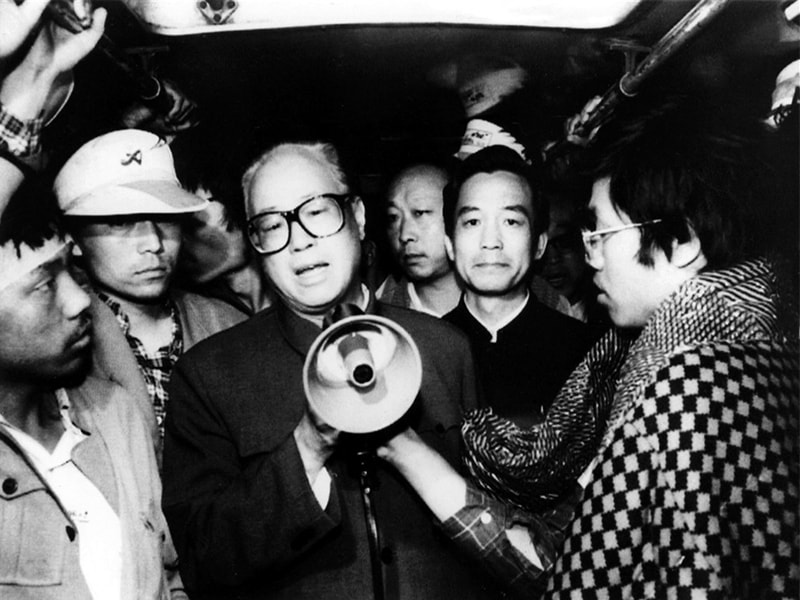 1989年5月19日,已故中共總書記趙紫陽(中)到天安門廣場看望學生,而溫家寶(右2)站在身後。(檔案照片/美聯社)