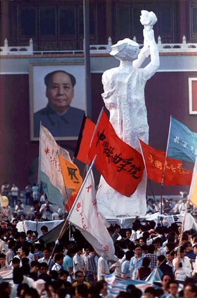 學生在天安門廣場豎立民主女神像。（美聯社）