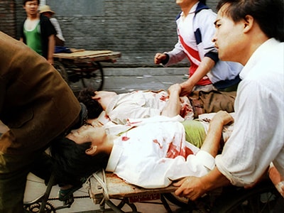 解放軍對天安門廣場採取清場行動，造成大批北京市民傷亡。（美聯社）