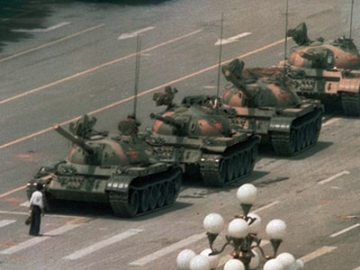 一名男子獨自站在路中上阻擋一排坦克車，日後被大眾稱為「坦克人」。（美聯社）