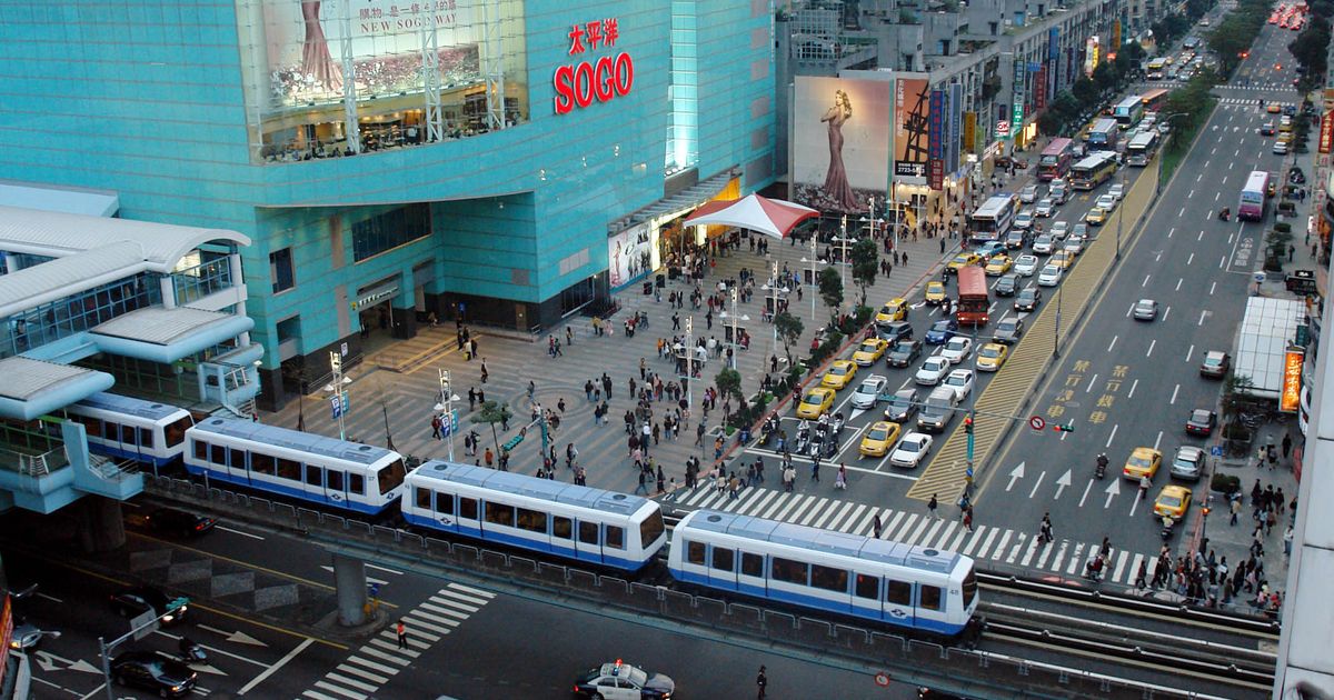 人潮流失店家出走東區商圈走向寒冬 捷運運量看台北 忠孝復興站 中央社媒體實驗室
