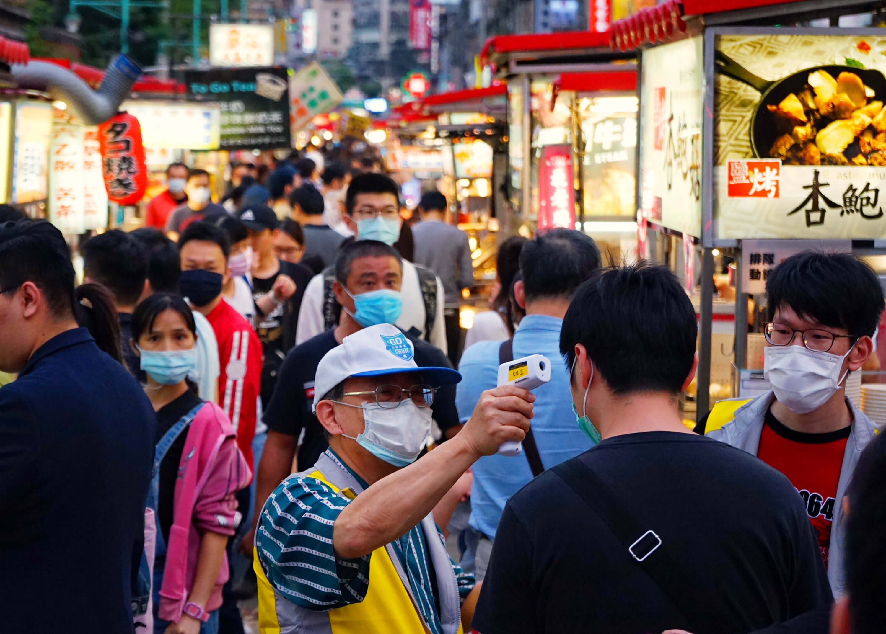 寧夏夜市防疫員為民眾量額溫