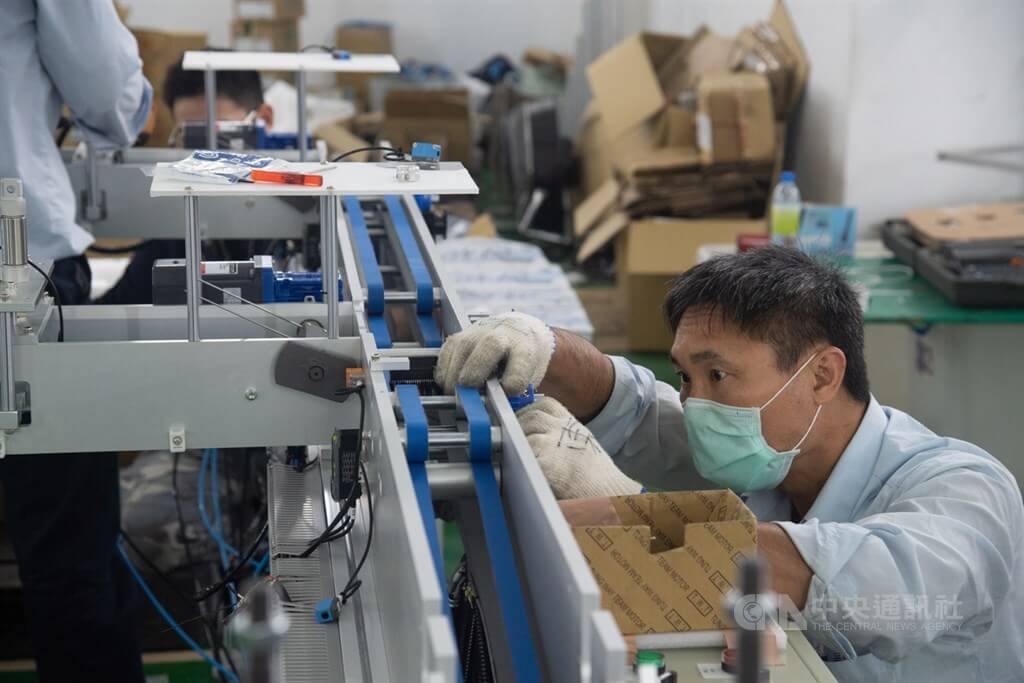 機械技師正在維修檢查口罩國家隊