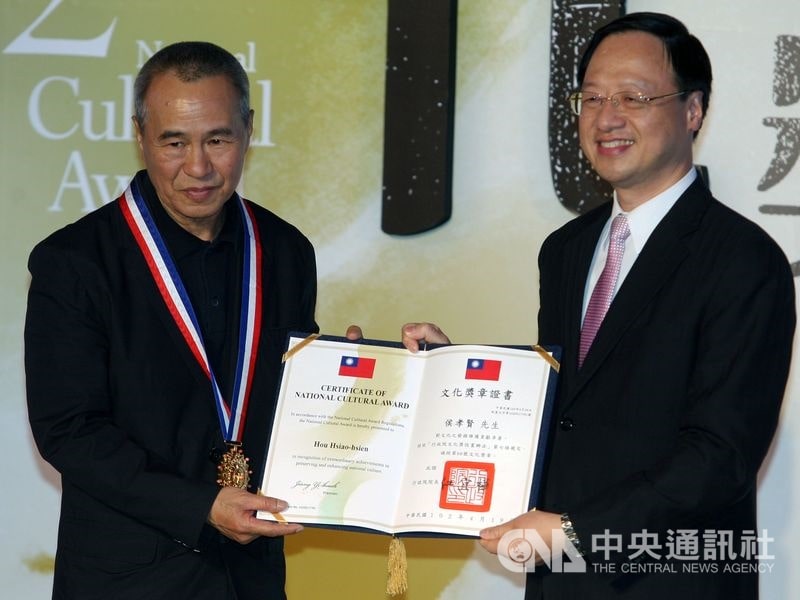 由時任行政院長江宜樺頒獎,表彰侯孝賢在文化專業領域的傑出表現