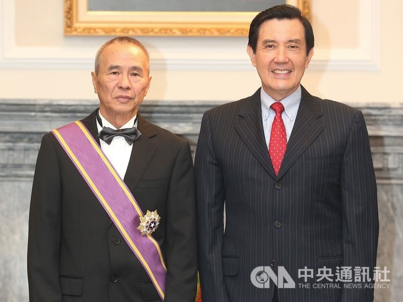 由時任總統馬英九贈勳,表彰侯孝賢在美學的傑出成就,以及對台灣電影的卓越貢獻