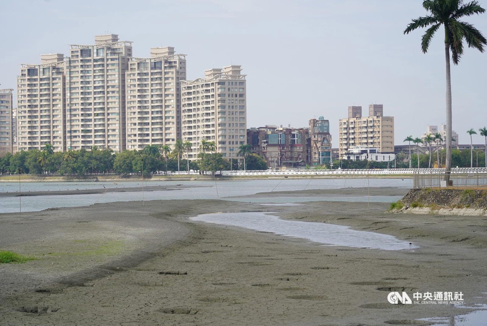 高雄澄清湖水庫湖底乾涸裸露。中央社記者董俊志攝 110年3月24日 高雄澄清湖水庫湖底乾涸裸露。中央社記者董俊志攝 110年3月24日