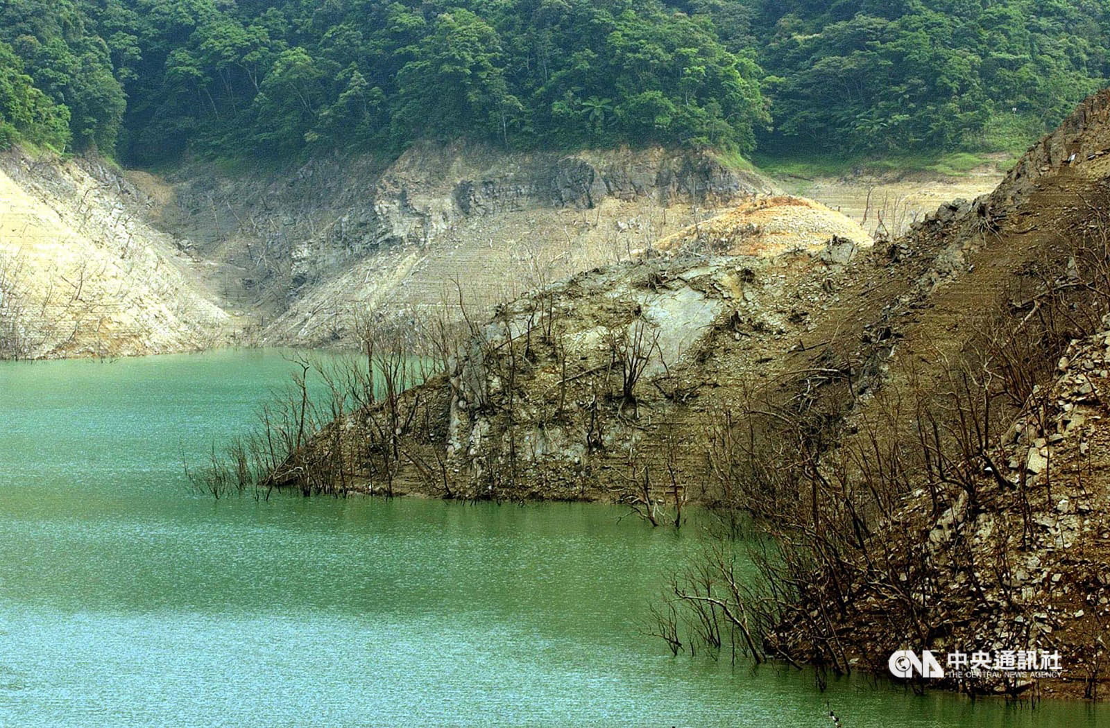 2002年旱象嚴峻,翡翠水庫上游集水區乾枯裸露的山壁上明顯可見到原本水線。中央社記者孫仲達攝 91年5月3日 2002年旱象嚴峻,翡翠水庫上游集水區乾枯裸露的山壁上明顯可見到原本水線。中央社記者孫仲達攝 91年5月3日