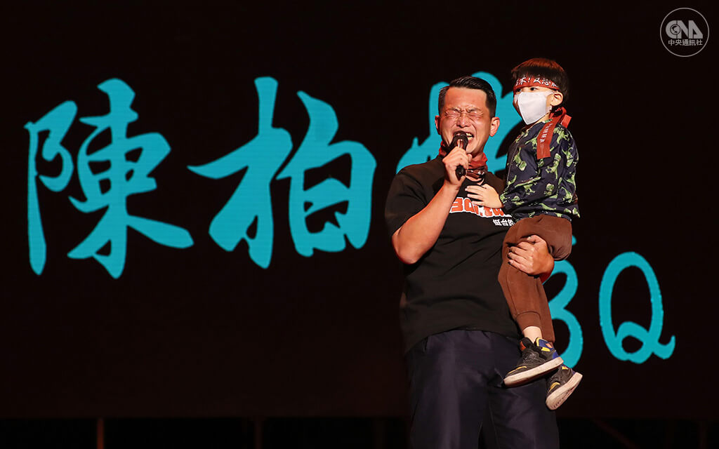立委陳柏惟罷免案以77899票通過,他成為史上第一位被罷免的立委。圖為藝文界在投票前一晚舉辦音樂會相挺,陳柏惟壓軸登場,並邀請小支持者上台集氣。