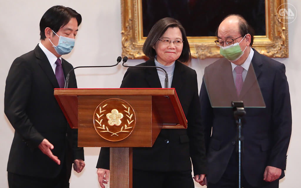 重啟核四、反萊豬、公投綁大選、三接遷離等四大公投均遭否決,總統蔡英文(中)發表談話說公投沒有誰輸誰贏,只有國家未來怎麼走的問題;結束談話準備離場時露出微笑。