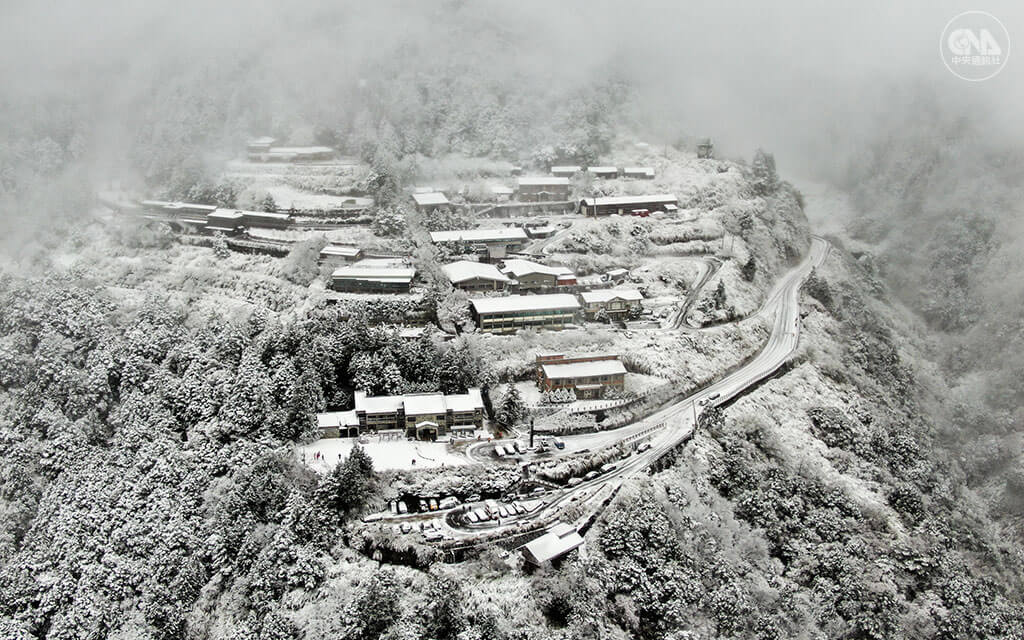 1月寒流發威,陽明山、合歡山、拉拉山降雪,太平山國家森林遊樂區8日清晨積雪達3公分,太平山莊在白雪覆蓋下,成了一座雪中山城。