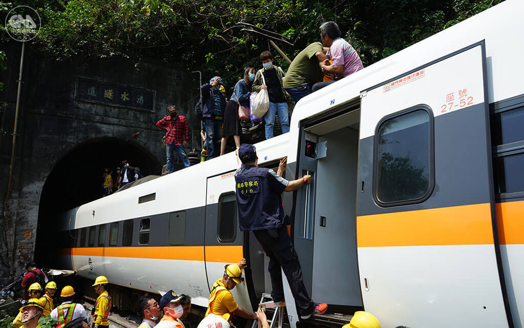台鐵太魯閣號408車次4月2日在花蓮縣崇德與和仁站間的清水隧道口與工程車輛碰撞後出軌,部分車廂嚴重扭曲,未受傷的乘客爬上車廂頂或沿著鐵軌疏散,軍警單位立即動員搜救。