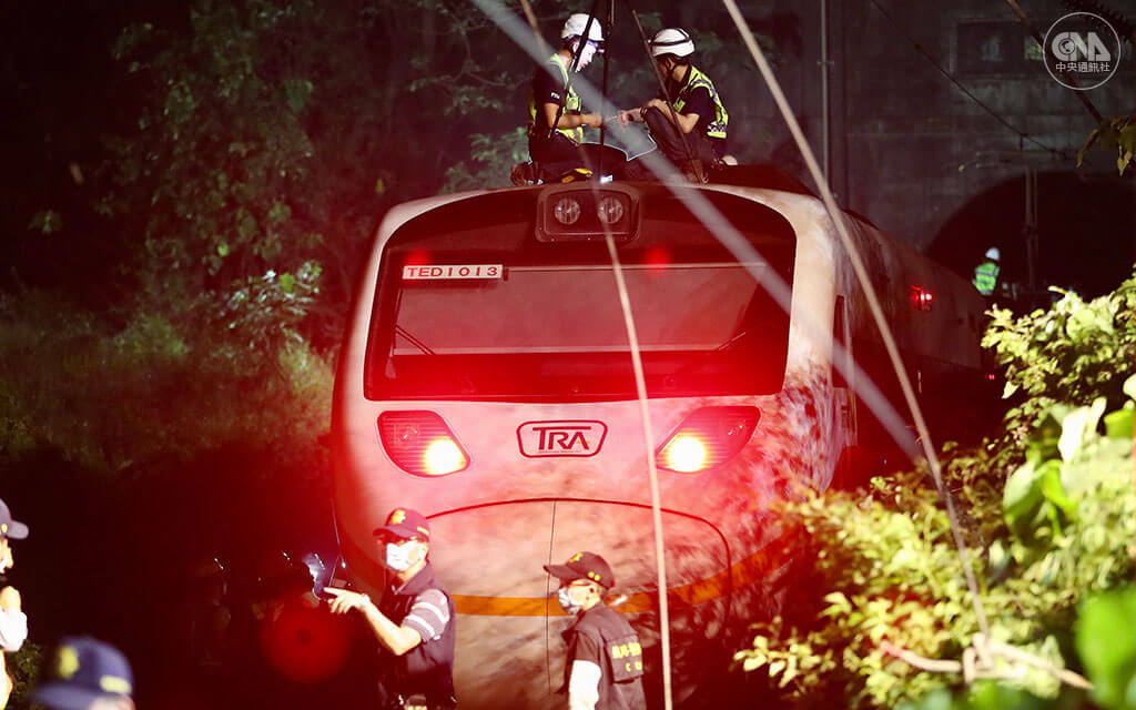 台鐵明隧道工程承包商李義祥等人違規施工,不慎造成吊卡車墜落軌道,造成太魯閣號出軌事故49死、逾200傷,檢方依過失致死罪起訴;被指控管理鬆散的台鐵也承諾檢討改革。