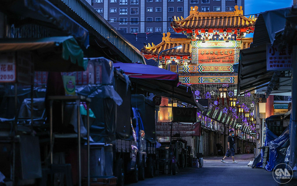 各地夜市自主停業,台北市萬華區華西街夜市巷弄停放許多流動攤車,沒有攤販出來做生意,昔日熱鬧的夜市空無一人。