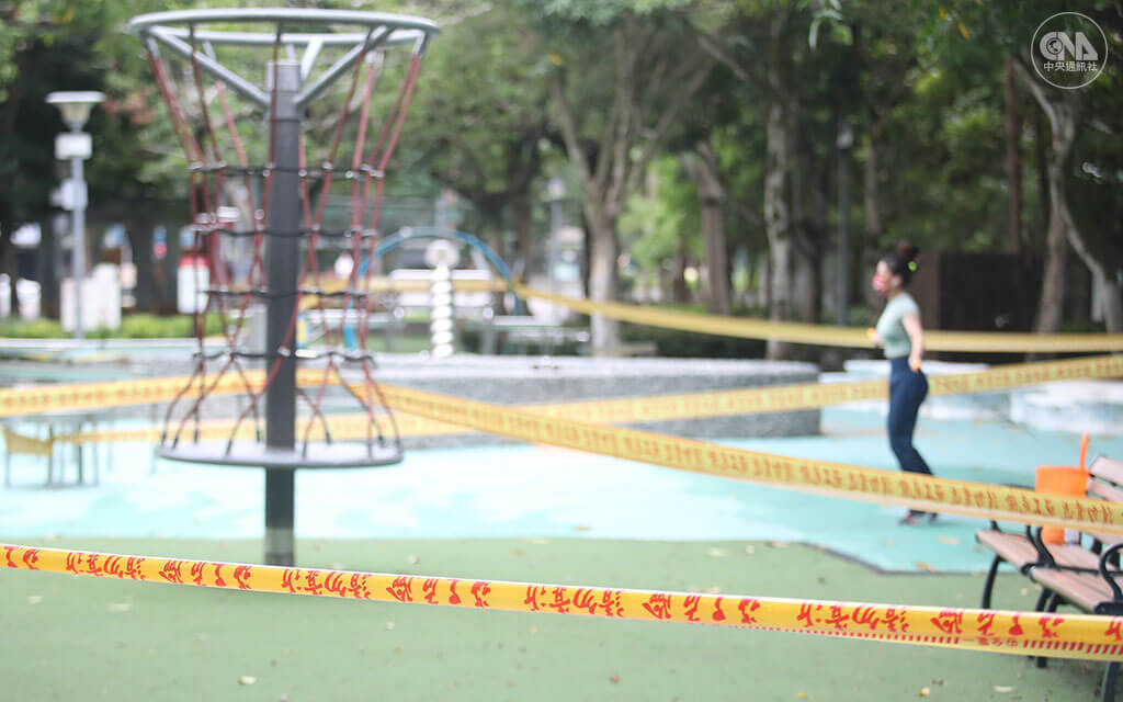 因應三級警戒,台北市公園內的健體器材、兒童遊戲區等設施暫停開放。不過仍有民眾到未被封鎖的公共場域內運動。