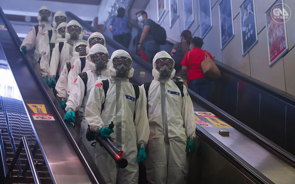 Các binh sĩ hóa học của Quốc Dân Đảng đang mặc quần áo bảo hộ đầy đủ và mang theo thiết bị nặng tới 18 kg để hỗ trợ các nhiệm vụ làm sạch và khử trùng môi trường dọc theo Tàu điện ngầm Đài Bắc.