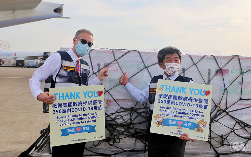 Hoa Kỳ đã xuất trình 2,5 triệu liều vắc xin Modena và đến Đài Loan vào ngày 20 tháng 6. Li Yingjie, khi đó là giám đốc AIT, và Chen Shizhong, Bộ trưởng Bộ Y tế và Phúc lợi, đã cùng nhau lên máy bay.