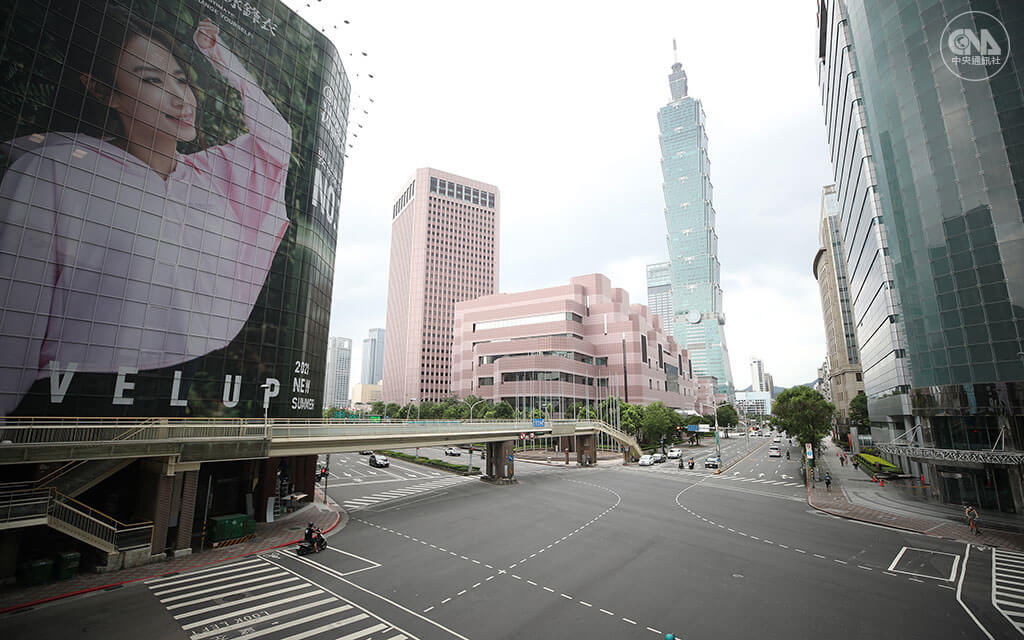 端午連假因疫情有別於以往,台北市基隆路與信義路口不見人潮、車潮,民眾大多在家自主防疫,街頭冷清。