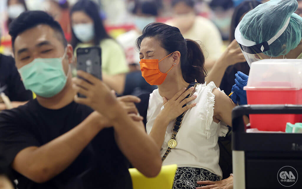 6月起各縣市陸續開放大規模接種,台北市在花博爭艷館、中正紀念堂等大型場所施打疫苗。民眾接種時表情各異,有人露出害怕表情,也有人拿出手機自拍留念。