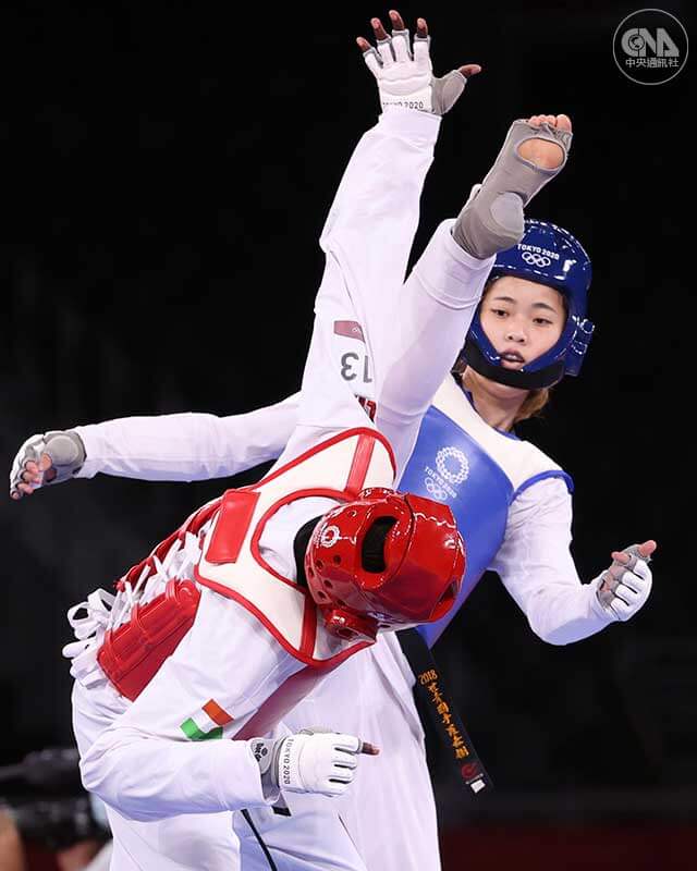 19歲跆拳道選手羅嘉翎(藍)首次站上奧運舞台,一路挺進4強,輸給美國後無緣搶金,銅牌戰逆轉尼日,如願拿下獎牌。