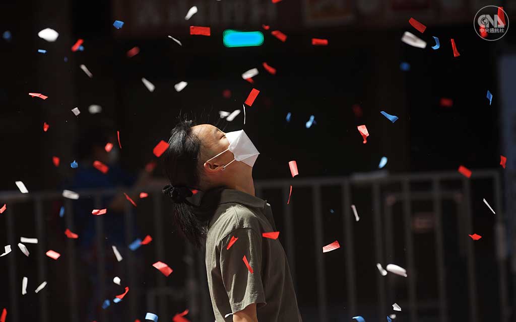 集結東京奧運帕運選手、防疫人員、軍警消的「OUR HEROES!台灣英雄大遊行」國慶日登場,國人沿街為各領域的英雄喝采,有民眾站在碎紙花海中拍照,留下美好回憶。