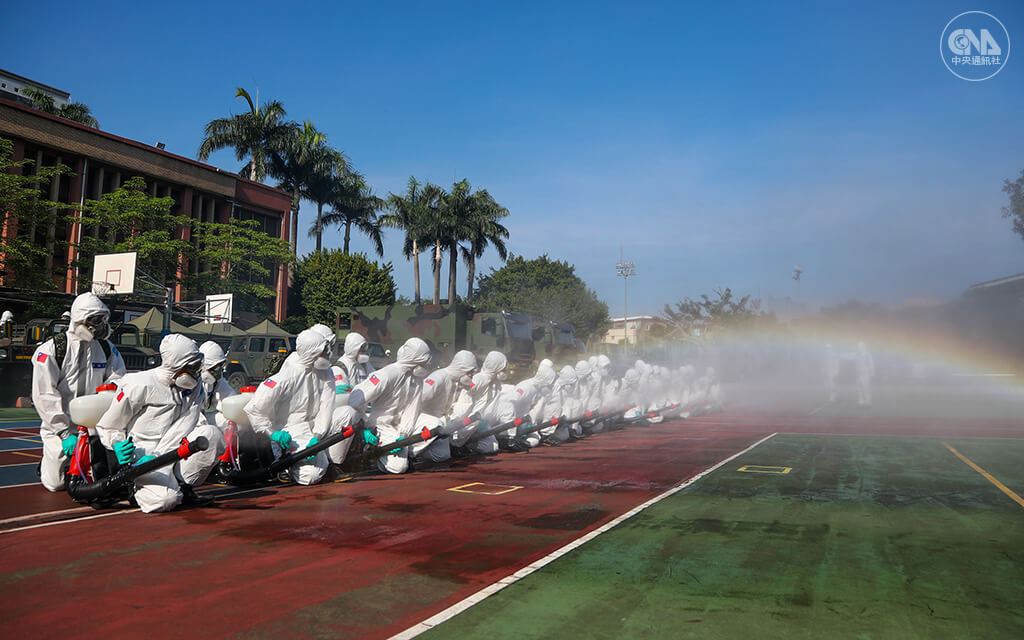 國軍33化學兵群挺進台北市萬華區,在人潮聚集點、各街道巷弄及校園操場進行地毯式消毒,藥水噴灑時,在陽光照射下出現彩虹。