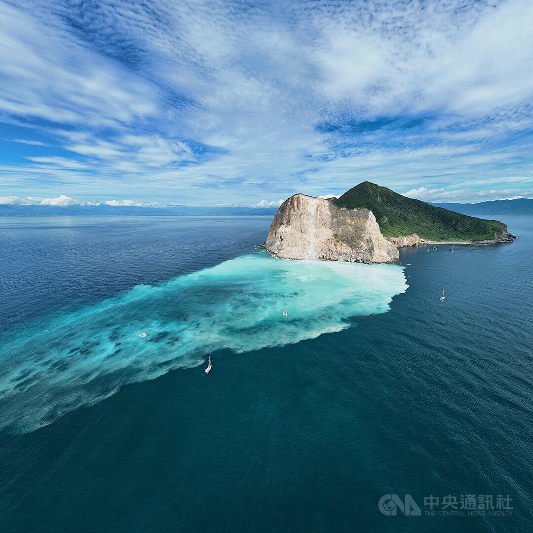 被譽為「上帝打翻了牛奶」,龜山島附近海域因海底熱泉暈染成Tiffany藍,與湛藍海色交織成夢幻色調,彷若仙境。(洪鋒、張松政提供)
被譽為「上帝打翻了牛奶」,龜山島附近海域因海底熱泉暈染成Tiffany藍,與湛藍海色交織成夢幻色調,彷若仙境。(洪鋒、張松政提供)