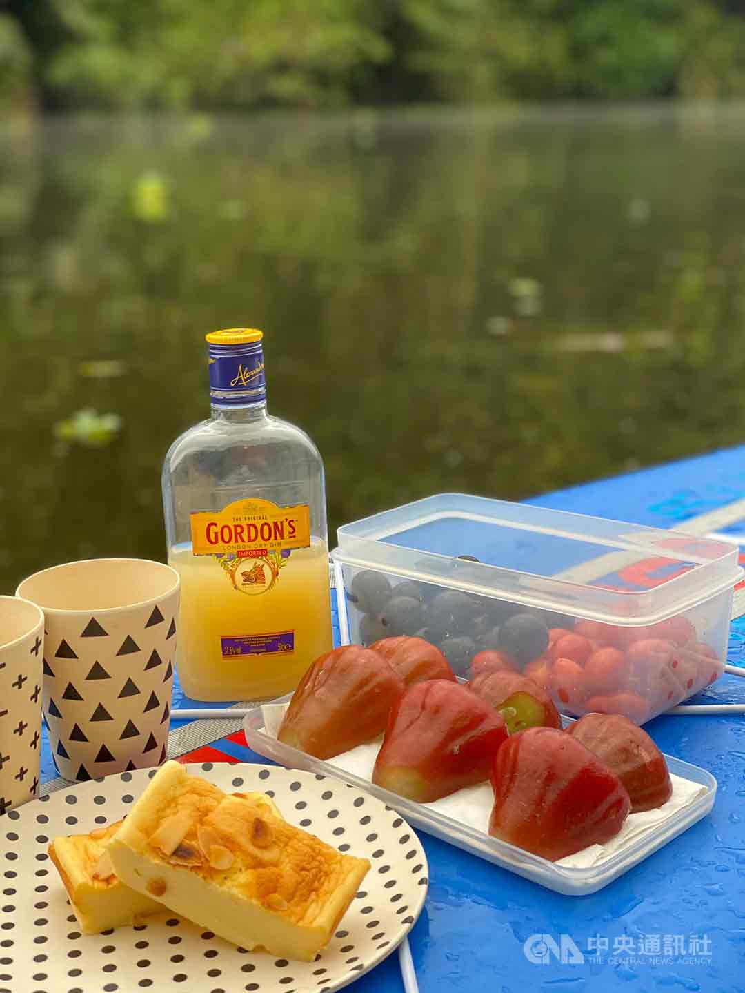 野餐,不一定要席地而坐,封閉平靜水域的SUP板上也很適合。
野餐,不一定要席地而坐,封閉平靜水域的SUP板上也很適合。