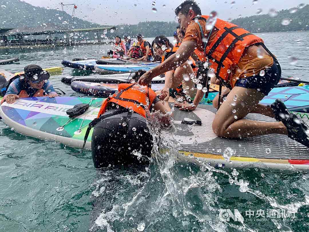 划累了?那就玩刺激一點的跳板遊戲,在炎炎夏日中直接跳進水裡,涼快到底。(吳學陞提供)
划累了?那就玩刺激一點的跳板遊戲,在炎炎夏日中直接跳進水裡,涼快到底。(吳學陞提供)