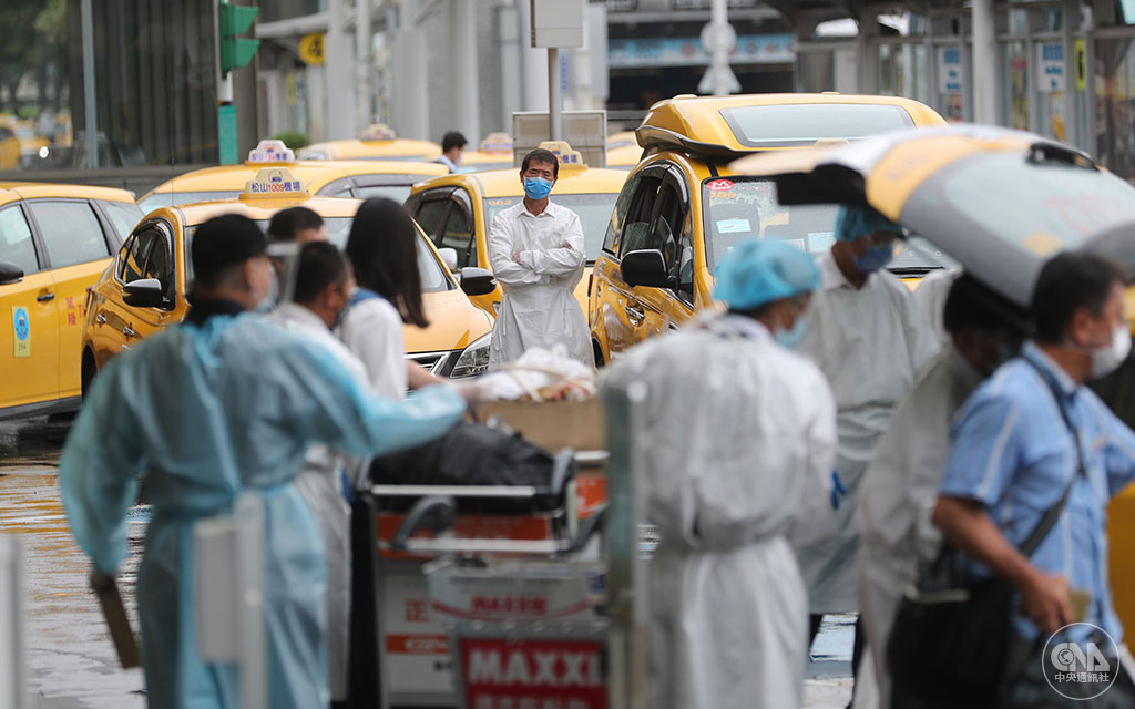 國內COVID-19疫情趨緩,邊境採漸進式開放,6月15日起採入境檢疫3+4,旅客居家檢疫從7天減為3天,計程車司機在台北松山機場接駁入境旅客,穿全套防護裝備防疫。10月13日起國門解封,入境者不再需要隔離,改採7天自主防疫,旅行社出團禁令也解除邁向正常生活,被疫情重創的觀光旅遊業力拚復甦。
