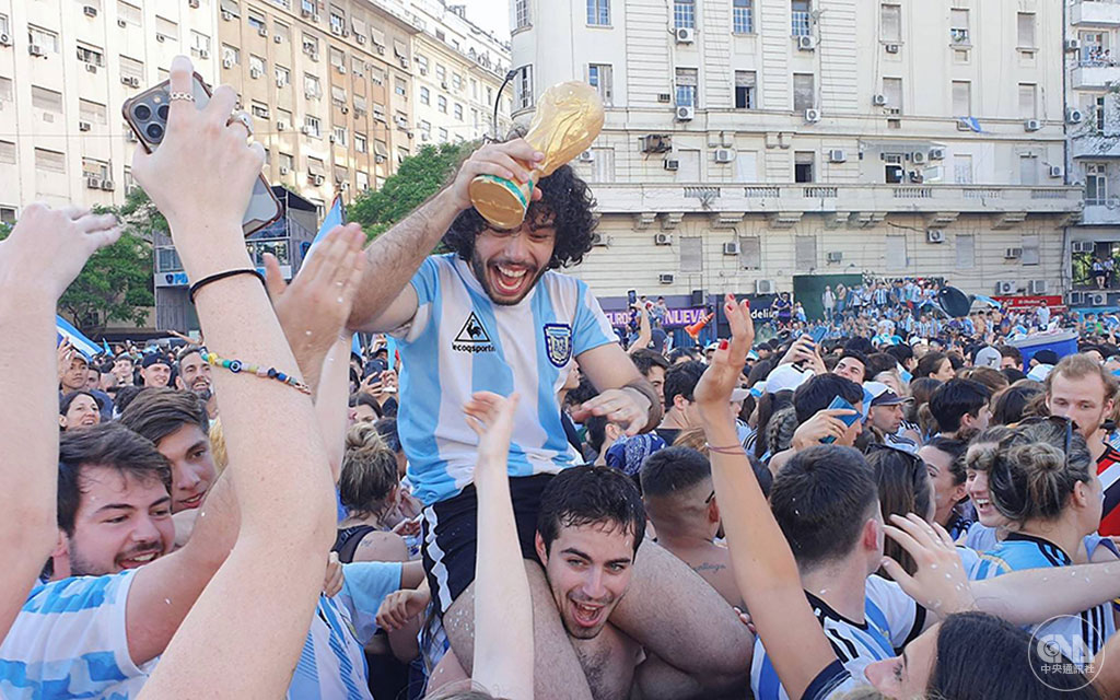 2022年世界盃足球賽在卡達舉行，阿根廷首戰雖爆冷輸給沙烏地阿拉伯，但之後一路過關斬將，在決賽擊敗衛冕軍法國，睽違36年再度捧起金盃。這是阿根廷史上第3座世足冠軍，成千上萬民眾聚集在首都布宜諾斯艾利斯街頭狂歡慶祝，政府也宣布放假一天，舉辦遊行迎接國家隊英雄歸國。