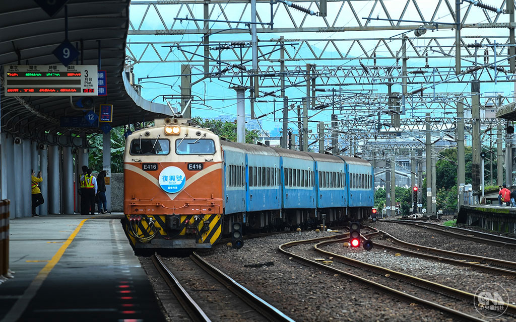 隨著台鐵局新購的EMU3000型城際列車投入營運，行駛超過40年的「藍色特快車」復興號列車走入歷史，最後一班第605次列車3月29日清晨從花蓮站開出，抵達樹林站後正式結束任務。