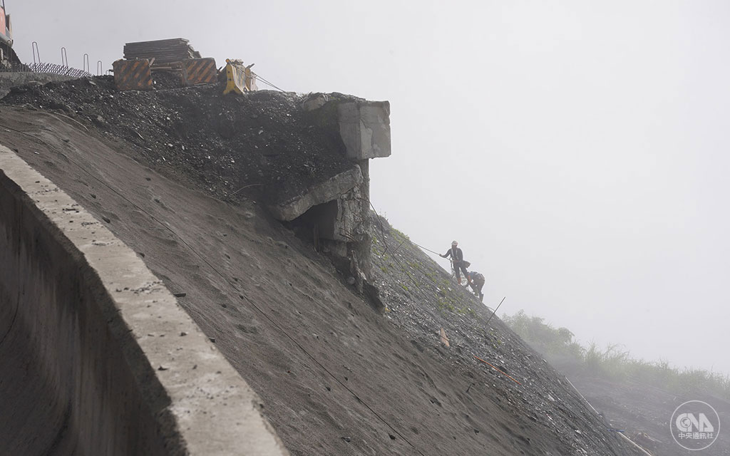 民國98年莫拉克風災重創南橫公路，歷經近13年，最後一哩路天池到向陽路段終於在今年4月底修復，並於5月1日有條件全線通車。南橫東段有40名邊坡工人，他們像蜘蛛人般在高處忍受低溫寒風，在雲霧裡灌漿攀岩，搏命為民眾打造安全回家的路，是南橫通車背後的無名英雄。