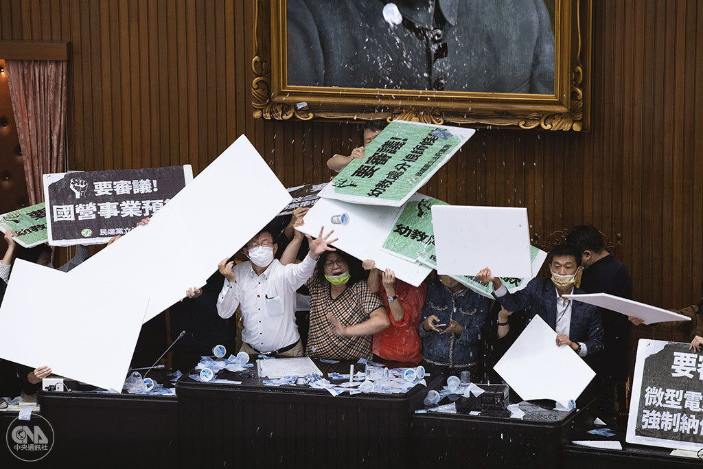 國務機要費案纏訟逾15年,前總統陳水扁曾公布國務機要費金流,強調自己因公支出大於收入,無不法所得,也掀起國務機要費是否除罪化的討論。立法院5月30日三讀修正通過會計法第99條之1條文,將國務機要費除罪,審查過程中藍綠兩黨立委爆衝突,國民黨立委向主席台丟擲杯水,砸破議場中央的國父遺像。