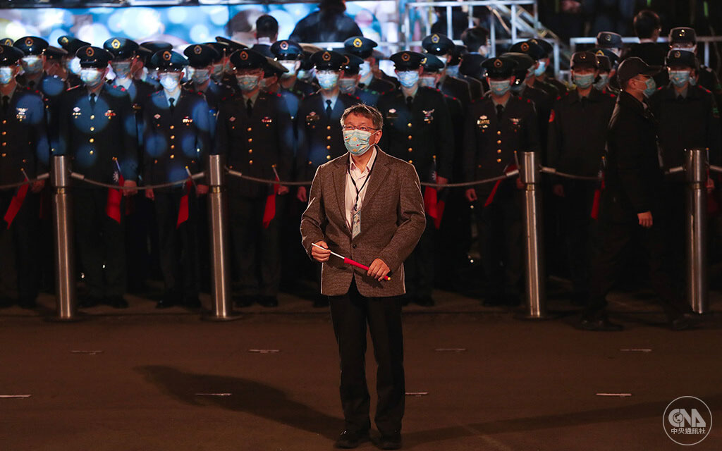111年元旦升旗典禮,鏡頭捕捉到台北市長柯文哲(前)獨自站在貴賓席40分鐘,引起討論。總統府發言人說,這是防疫考量,如有安排不周之處請見諒,當時也有其他貴賓到場,只是因為站位關係看起來旁邊都是空位;柯文哲則回應表示,雖然當下覺得奇怪,不過事情過去就算了。