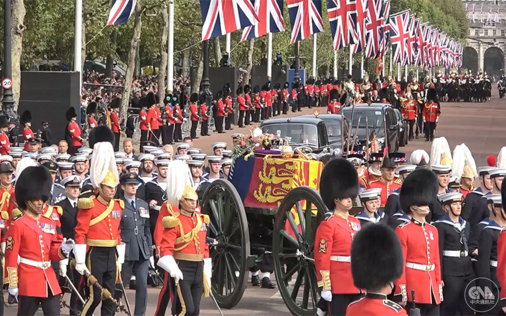 英國女王伊麗莎白二世9月8日辭世，享耆壽96歲。她擔任元首長達70年，是英國史上在位最久的君主，帶領國家走過戰後殖民地獨立、冷戰、蘇聯解體、加入及退出歐盟等重大事件，深受人民愛戴。女王國葬9月19日在倫敦西敏寺舉行，全球上百位元首出席表達敬意，移靈沿途逾萬民眾夾道送最後一程。
