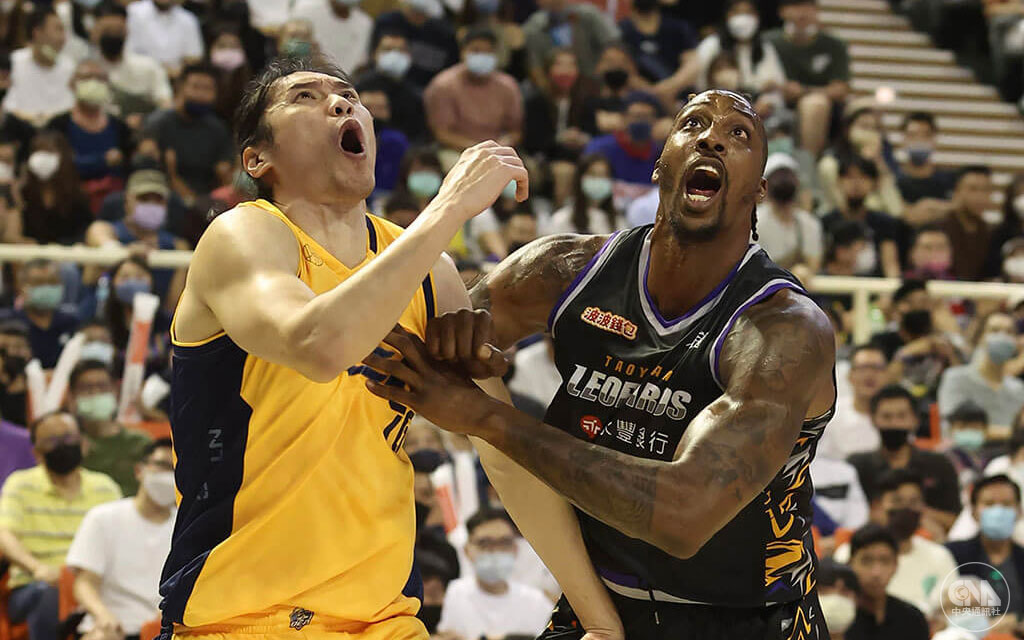 NBA球星「魔獸」霍華德加盟T1聯盟桃園永豐雲豹,成為台灣籃壇史上最大咖洋將,他抵台後親和力十足、融入台灣生活的表現更掀起一陣旋風。霍華德11月19日初登場與新北中信特攻曾文鼎(左)搶籃板球,兩隊一路打進延長賽,雲豹117比113逆轉奪勝。