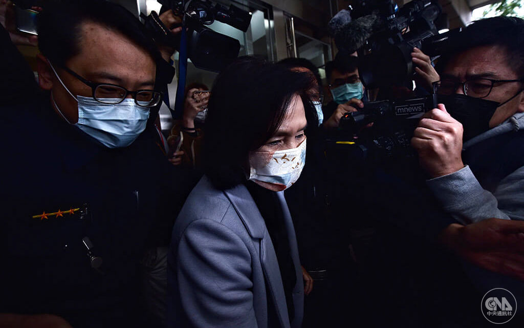 檢方調查宜蘭縣府弊案,發現縣長林姿妙涉嫌協助違法農地免課稅並收取不當利益,且擔任羅東鎮長及宜蘭縣長期間有7000萬元來源不明現金,涉貪污、偽造文書、財產來源不明、洗錢等4罪嫌。2月23日林姿妙(中)獲交保後在媒體推擠下乘車離去;8月23日,檢方起訴林姿妙、女兒林羿伶與縣府主管等15人。年底九合一選舉,林姿妙仍成功連任縣長。
