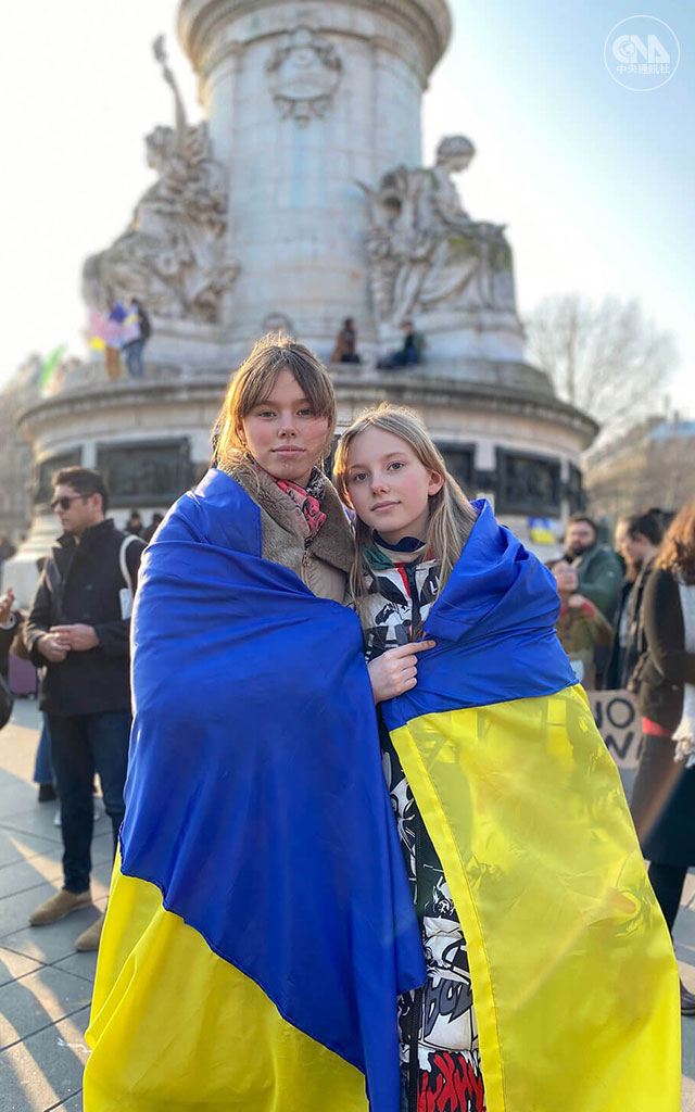 俄羅斯總統蒲亭2月24日對烏克蘭採取「特殊軍事行動」，以飛彈砲擊摧毀無數性命與家庭，至少有1/3烏克蘭人被迫離開家園，鄰近歐洲國家也湧入大量難民。一對逃難至法國的烏克蘭姐妹3月5日參與巴黎聲援活動，姊姊瑪莉亞說她不明白為何家鄉會遭遇戰爭，她們只想和平生活。
