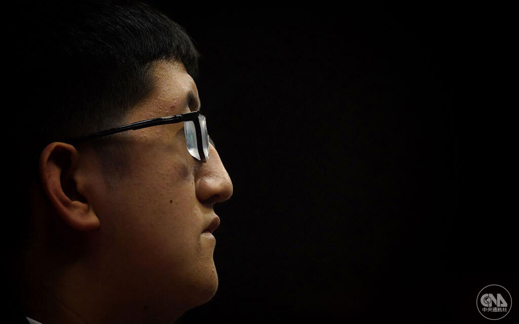 15歲的藍睿瑜因遺傳性「馬凡氏症候群」,近視超過2500度,矯正後視力不到0.2,但他仍努力苦讀進入數理資優班,未來更希望當眼科醫師幫助更多人。藍睿瑜克服身體限制,在逆境中展現鍥而不捨的精神,獲家扶基金會表揚。
