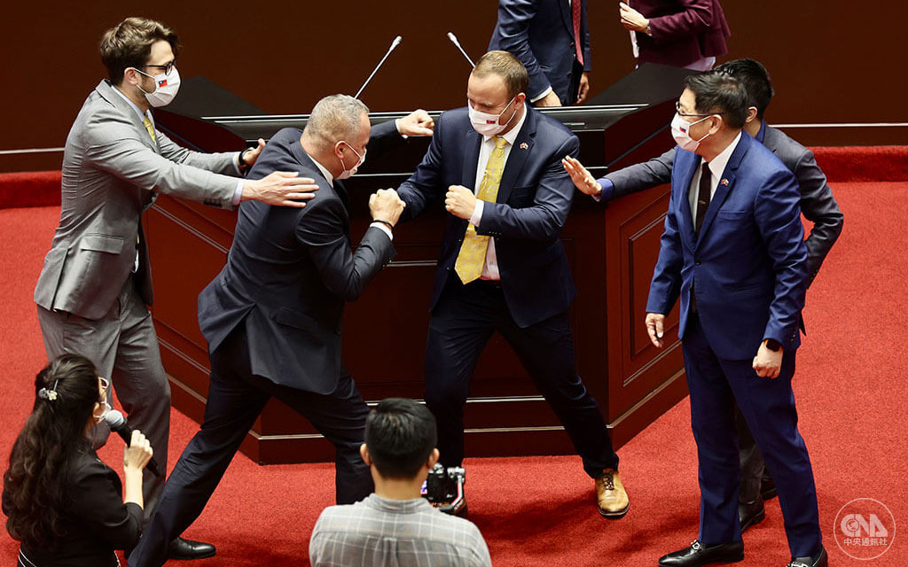 今年歐美日澳等政要相繼來台交流,斯洛伐克聯合訪團6月5日至10日訪台,參訪立法院期間,布拉提斯拉瓦省省長德若巴(後左2)與國會議員齊阿克(後左3)在議場模擬全武行,擺出立委肢體衝突模樣。
