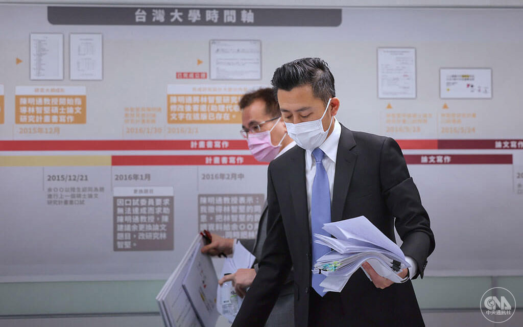 民進黨桃園市長參選人林智堅(前)被控台大國發所碩士論文涉抄襲,7月24日他帶著相關資料開記者會,澄清自己絕無抄襲。台大8月9日認定認林智堅論文抄襲且情節嚴重,撤銷碩士學位,林智堅隨後宣布退出桃園市長選舉,也掀起各方對候選人論文的攻防,多位政治人物陸續被檢舉抄襲成為焦點。