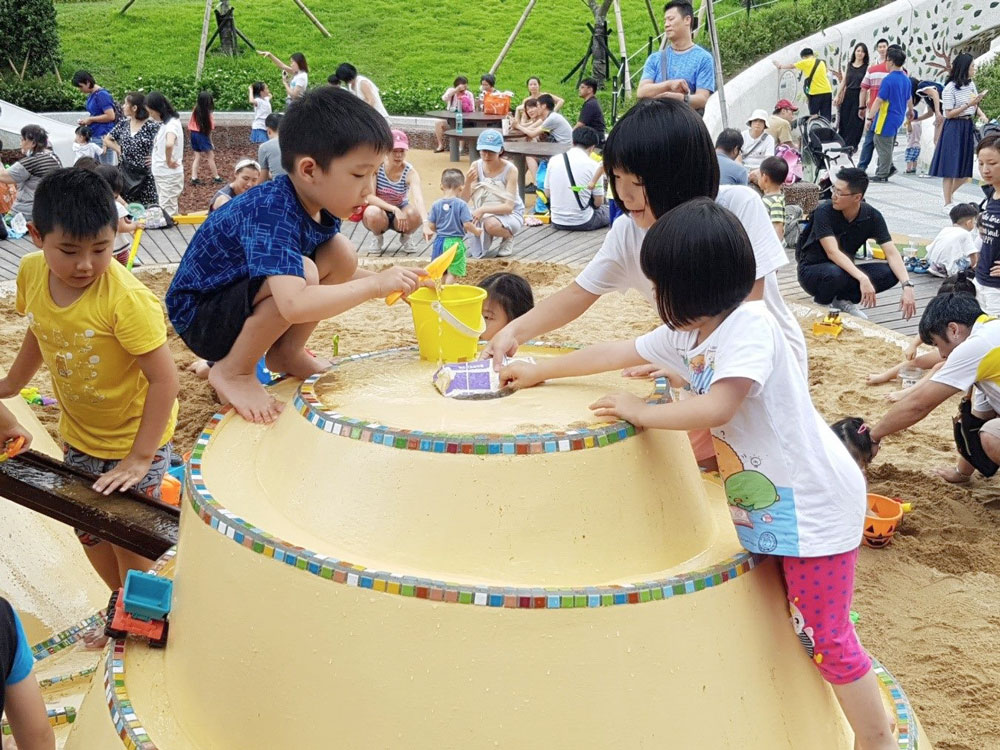 華山中央藝文公園水沙世界的螺旋小丘，回應孩子想和玩具車一起玩的心聲，孩子們也帶了自己的玩具車來玩。（台北市政府提供）